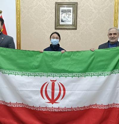 اهداء پرچم کشورمان به نمایندگی جمهوری اسلامی ایران در شانگهای توسط یک دانش آموز چینی